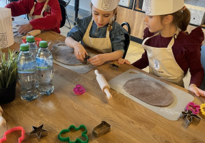 Dzieci wycinają pierniczki.