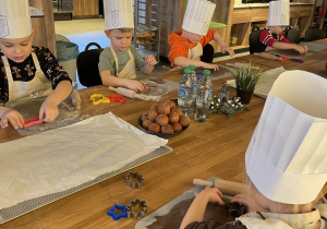 Dzieci wycinają pierniczki.