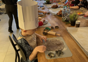 Dzieci wycinają pierniczki.