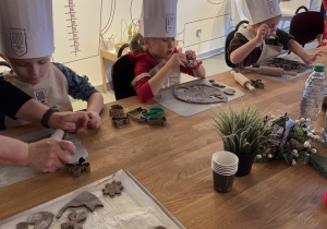 Dzieci wycinają pierniczki.