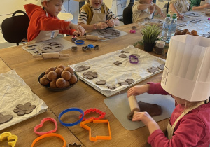 Dzieci wycinają pierniczki.