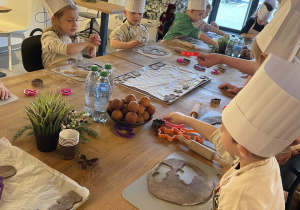 Dzieci wycinają pierniczki.