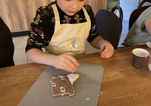 Michał dekoruje pierniczki.