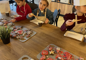 Dzieci jedzą pizzę.