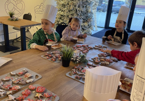 Dzieci jedzą pizzę.