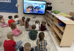 Dzieci oglądają prezentację na temat Praw Dziecka.