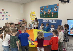 Wspólna zabawa z chustą animacyjną.