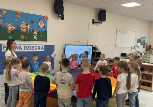 Wspólna zabawa do piosenki o Prawach Dziecka.