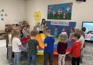 Wspólne zabawy z chustą.