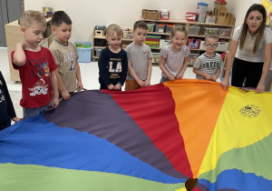 Wspólne zabawy z chustą.