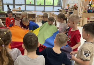 Wspólne zabawy z chustą.