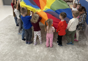 Wspólne zabawy z chustą.