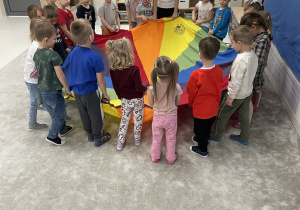 Wspólne zabawy z chustą.