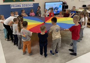 Wspólne zabawy z chustą.