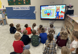 Dzieci oglądają filmik edukacyjny o Prawach Dziecka.