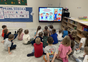 Dzieci oglądają filmik edukacyjny o Prawach Dziecka.