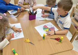 Dzieci wykonują pracę plastyczną.