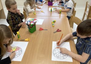 Dzieci wykonują pracę plastyczną.