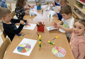 Dzieci wykonują pracę plastyczną.