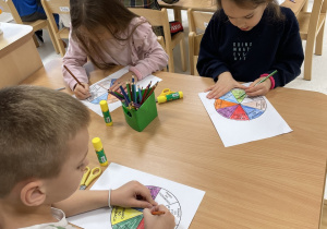 Dzieci wykonują pracę plastyczną o Prawach Dziecka.