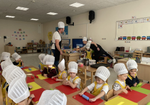 Tata Stasia i tata Oliwierka podczas warsztatów pieczenia pizzy.