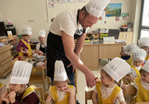 Tata Stasia prezentuje dzieciom zioła.