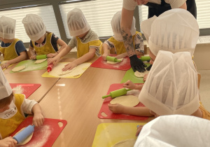 Tata Oliwierka pomaga dzieciom.