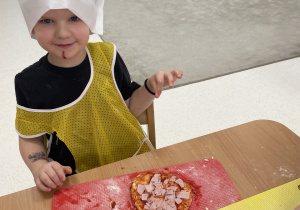 Oliwierek i jego pizza.