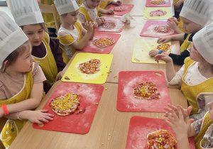 Dzieci podczas warsztatów pieczenia pizzy.