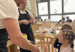 Rodzice wręczają dzieciom drobne upominki.