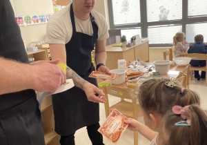 Dzieci otrzymują certyfikaty oraz labirynty przygotowane przez rodziców.