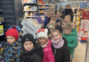 Dzieci w sklepie POLOmarket.