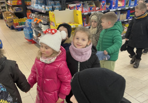 Dzieci podczas wizyty w sklepie.