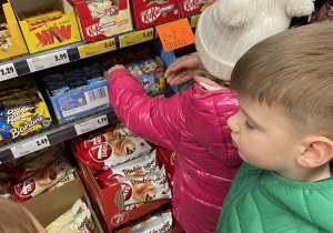 Dzieci wybierają małe co nieco.