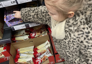 Dzieci wybierają małe co nieco.