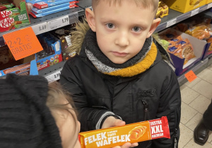 Michałek dokonuje zakupu.