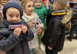 Dzieci z małymi słodkościami.
