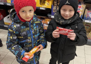 Dzieci z małymi słodkościami.