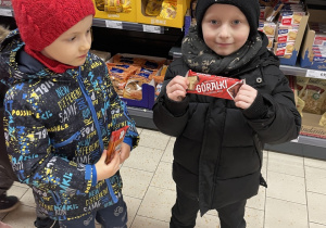 Dzieci z małymi słodkościami.