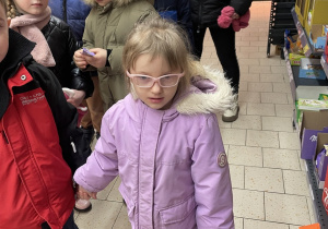 Dzieci udają się do sklepowej kasy.