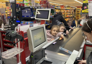 Dzieci samodzielnie dokonują drobnych zakupów.