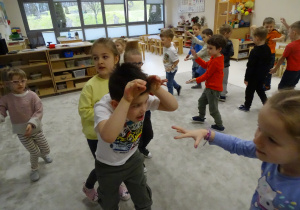 Dzieci podczas zabawy muzyczno - ruchowej.