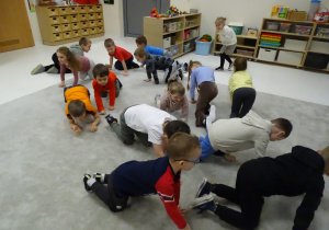 Dzieci podejmują rolę dinozaurów.