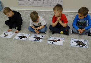 Dzieci nazywają i rozpoznają dinozaury.