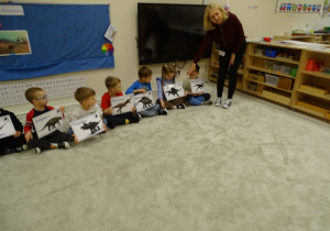 Dzieci wzbogacaja swoją wiedzę o dinozaurach.