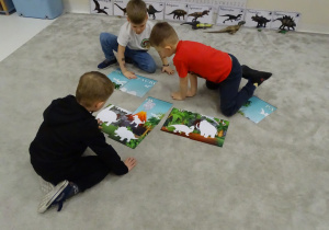 Chłopcy układają obrazek z części.