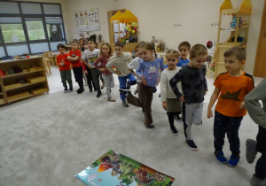 Dzieci wykonują ćwiczenia proponowane przez nauczyciela.