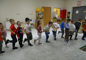 Dzieci wykonują ćwiczenia proponowane przez nauczyciela.