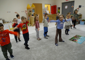 Dzieci wykonują ćwiczenia proponowane przez nauczyciela.