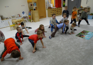 Dzieci wykonują ćwiczenia proponowane przez nauczyciela.